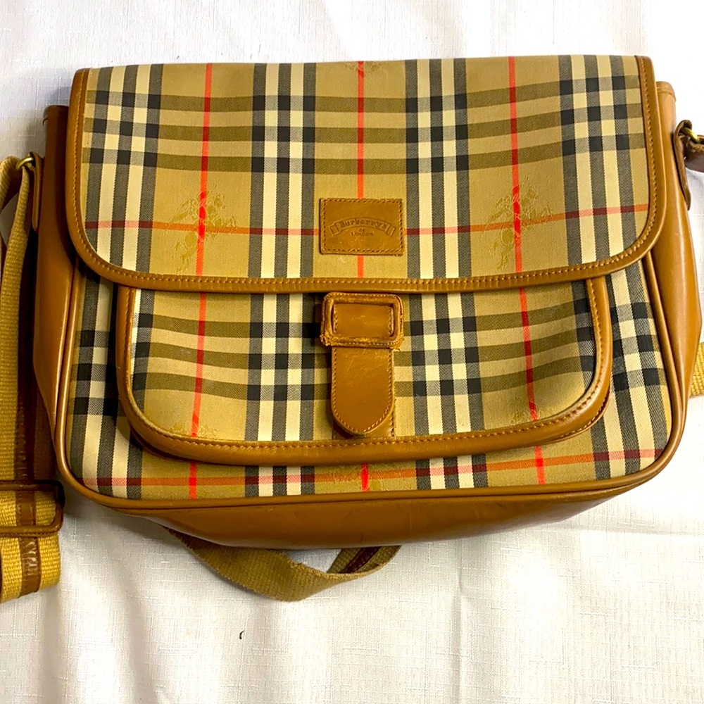 Vintage Burberry’s Messenger plaid bag